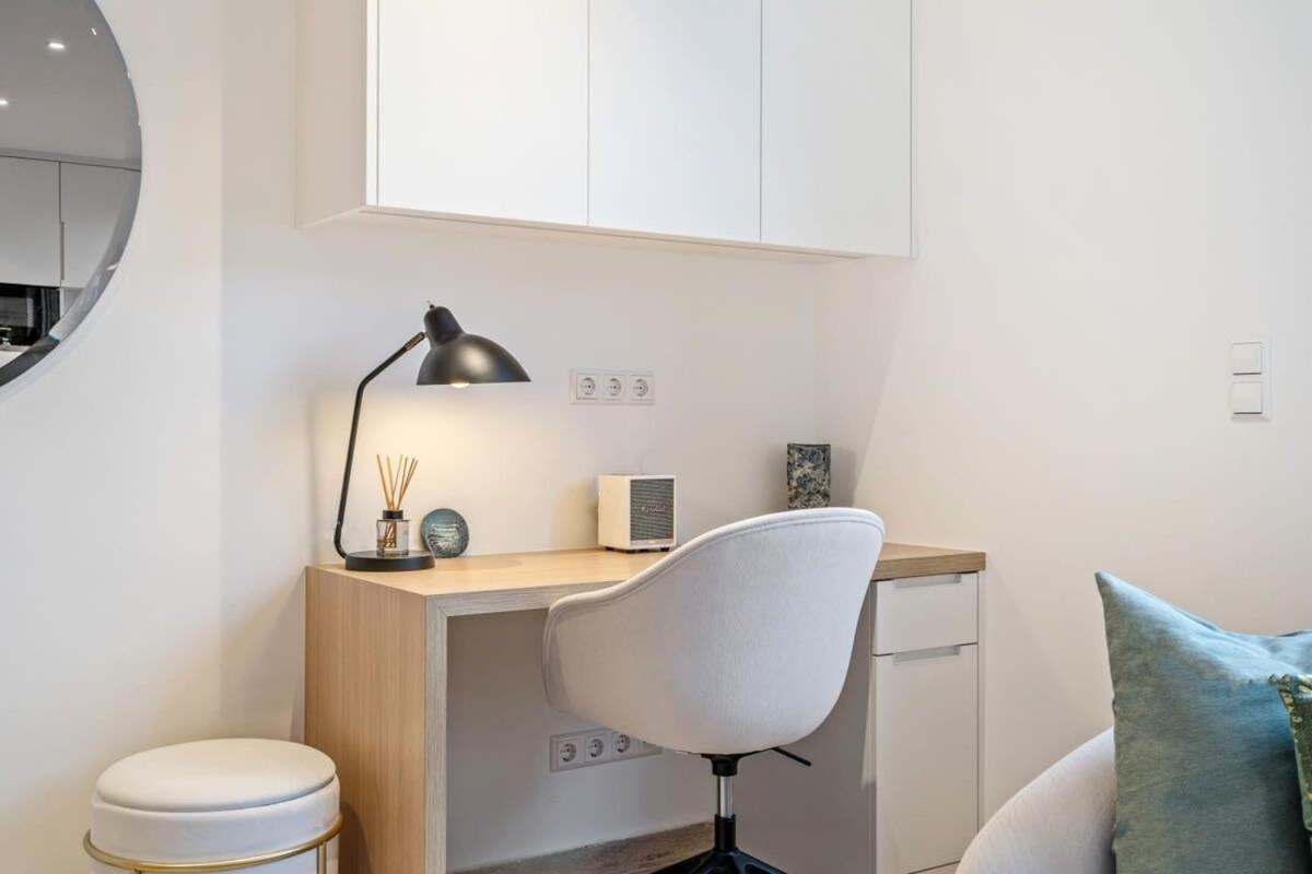 Modern Studio With King Bed, Walk To Attractions Lüksemburg Dış mekan fotoğraf